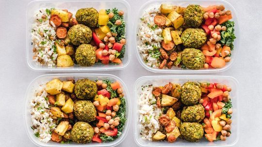 Jak catering dietetyczny pomaga ograniczyć czas spędzany w kuchni