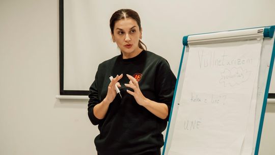 Jak mówić do kamery naturalnie i pewnie podczas nagrań lub webinarów?