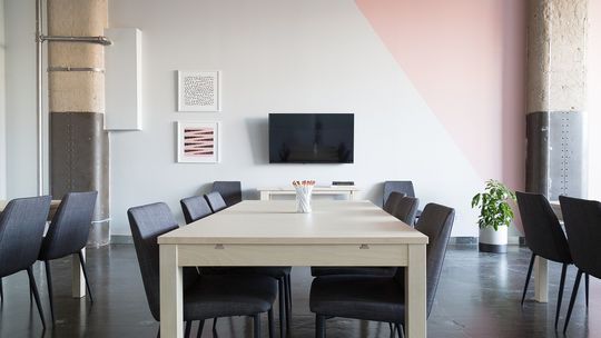 Jak stoły składane do sali konferencyjnej zmieniają oblicze każdej przestrzeni?