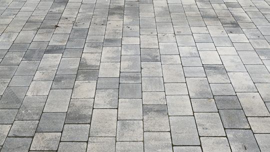 Jak układać płyty chodnikowe na piasku, trawie i betonie?