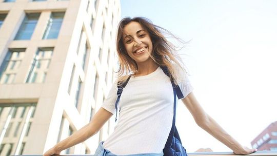 Jaką stylizacje dobrać pod modne koszulki?