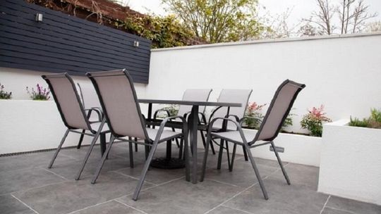 Jakie nowoczesne meble ogrodowe wybrać? Sprawdź nasz poradnik!