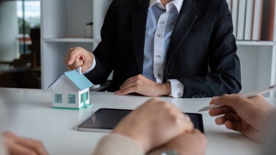 Jakie standardy obsługi powinno reprezentować dobre biuro nieruchomości we Wrocławiu?