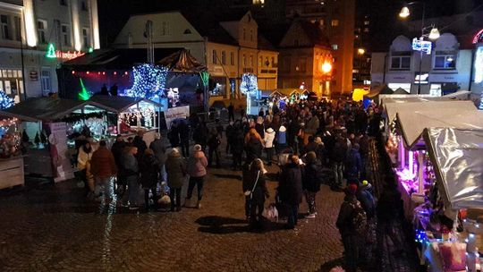 JARMARK BOŻONARODZENIOWY Z KOLEJĄ W TLE