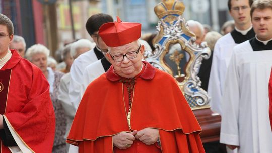 KARDYNAŁ GULBINOWICZ Z ZAKAZEM UŻYWANIA INSYGNIÓW BISKUPICH