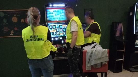 KAS zatrzymała 2 osoby w związku z nielegalnym hazardem
