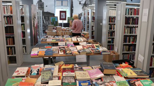 KIERMASZ KSIĄŻKI W DZIERŻONIOWSKIEJ BIBLIOTECE