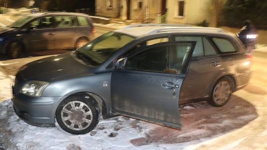 Kierował pojazdem bez uprawnień, poruszał się autem z nielegalnymi tablicami i posiadał narkotyki. Kierował pojazdem bez uprawnień, poruszał się autem z nielegalnymi tablicami i posiadał narkotyki.