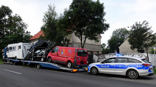 Kierowca Mercedesa drzwiami uszkodził Opla