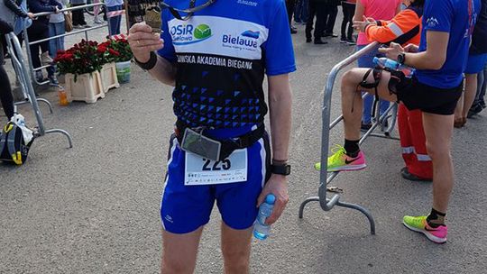 KIEROWNIK POSTERUNKU POLICJI W PIŁAWIE GÓRNEJ UKOŃCZYŁ KOLEJNY PÓŁMARATON