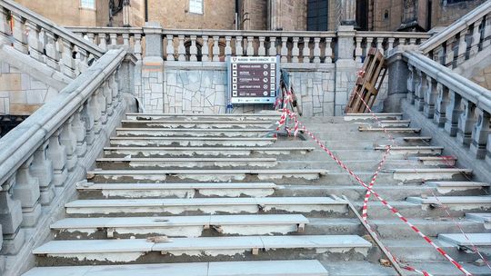Kłodzko: Postępują prace przy schodach poniżej kościoła WNMP [zdjęcia]