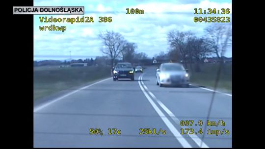 Kobieta zignorowała ograniczenie prędkości i zakaz wyprzedzania – efekt 2 tysiące złotych mandatu karnego i 26 punktów karnych