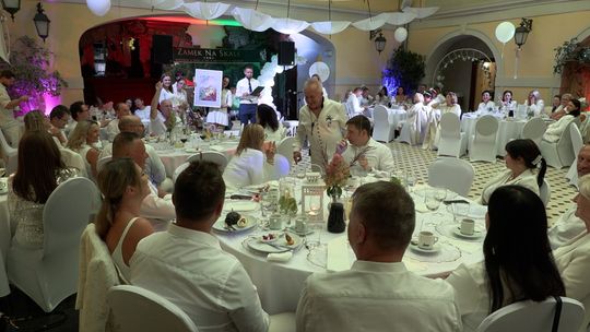 Kolacja na Biało w Zamku na Skale w Trzebieszowicach