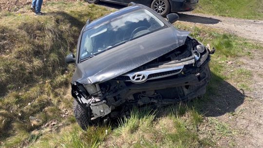 Kołaczów. Hyundaiem wpadł do rowu