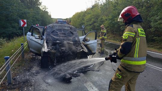 Kołaczów. Pożar BMW na Dębowej Górze