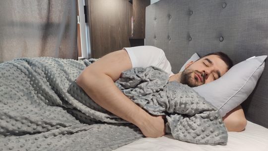 Kołdra obciążeniowa – element zdrowej rutyny, który pomaga odzyskać równowagę