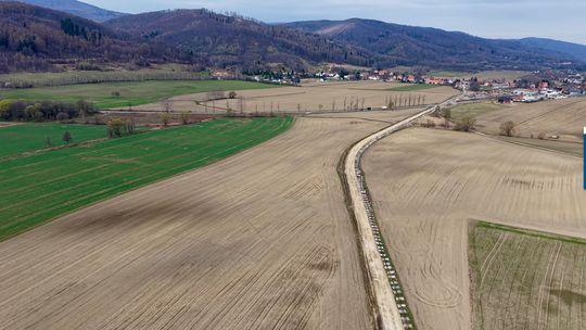 KOLEJ WRACA W GÓRY SOWIE! Przelot nad Linią Kolejową nr 318 na terenie miasta Bielawa, kwiecień 2026