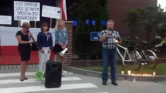 KOLEJNY DZIEŃ MANIFESTACJI PRZED DZIERŻONIOWSKIM SĄDEM