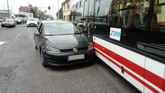 KOLIZJA Z UDZIAŁEM AUTOBUSU 