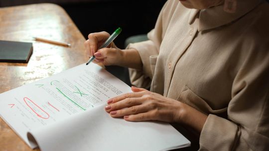 Korekta tekstów - jak błędy w komunikacji niszczą wizerunek i portfel firmy?