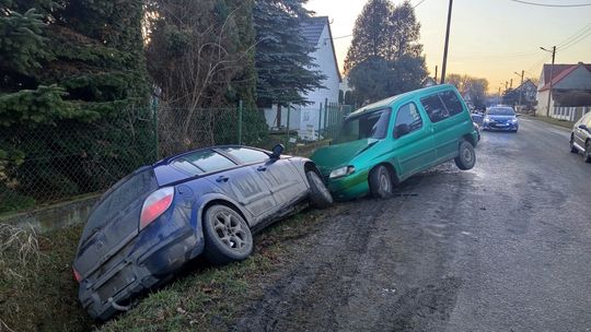Księginice Wielkie. Citroenem wjechał w zaparkowane pojazdy