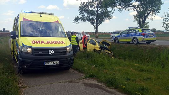 Łagiewniki. Ranne dziecko po wypadnięciu Toyoty