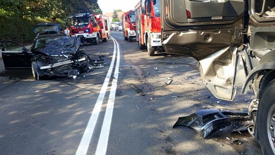Łagiewniki. Zderzenie Mercedesa z ciężarówką na ósemce