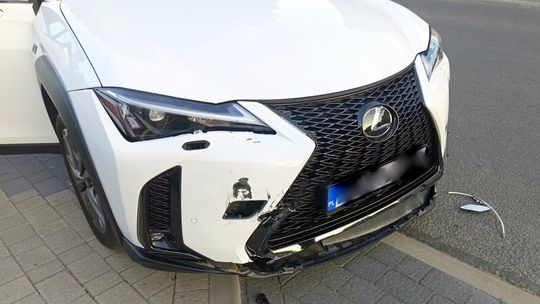 Leksus wyciął latarnię w Bielawie