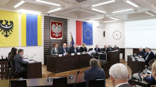 LISTOPADOWA SESJA RADY POWIATU DZIERŻONIOWSKIEGO