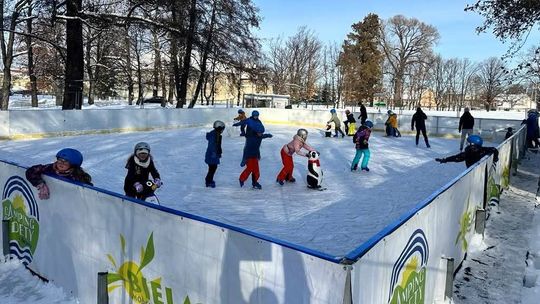 Lodowisko plenerowe w bielawskim Parku Miejskim zaprasza na ostatnie ślizgi w sezonie 2024/2025