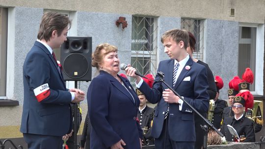 "MAŁA GARSTKA" UROCZYSTE ODSŁONIĘCIE TABLICY PAMIĄTKOWEJ W NOWEJ RUDZIE