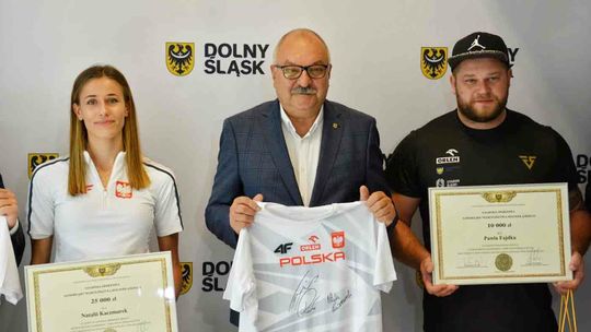 MARSZAŁEK WRĘCZYŁ NAGRODY SPORTOWE DOLNOŚLĄSKIM OLIMPIJCZYKOM