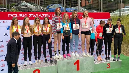 MARTYNA TYLAK Z BIELAWY ZE SREBRNYM MEDALEM MISTRZOSTW POLSKI W SZTAFECIE 2 X 200