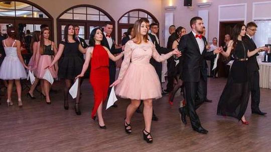 MATURZYŚCI ZAPRASZAJĄ DO TAŃCA W RYNKU