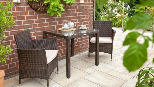 Meble z technorattanu na balkon – czy warto je wybrać?