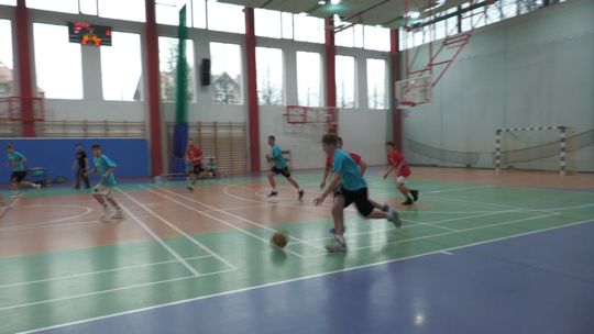 Mecz koszykówki szkół średnich w dzierżoniowskim II LO