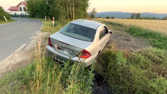 Mercedes wypadł z drogi w Bratoszowie