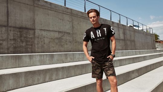 Męskie T-shirty: białe, czarne, kolorowe czy z nadrukiem - jakie wybrać?