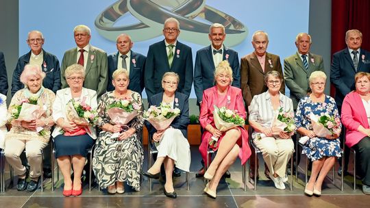 Mieszkańcy Dzierżoniowa z medalami za długoletnie pożycie małżeńskie