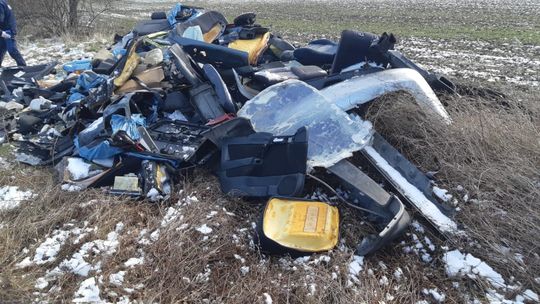 MIESZKANIEC POWIATU ŚWIDNICKIEGO UKARANY WYSOKIM MANDATEM ZA STERTĘ ŚMIECI PORZUCONĄ W NIELEGALNYM MIEJSCU