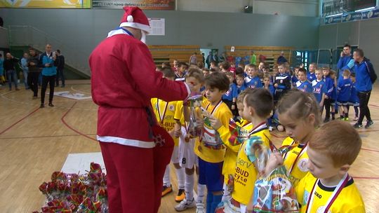 MIKOŁAJKOWY TURNIEJ PIŁKARSKI W DZIERŻONIOWIE