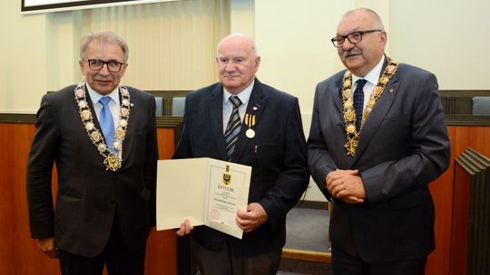 MIŁOŚNICY DZIERŻONIOWA ODZNACZENI HONOROWĄ ODZNAKĄ SREBRNĄ ZASŁUŻONY DLA WOJEWÓDZTWA DOLNOŚLĄSKIEGO