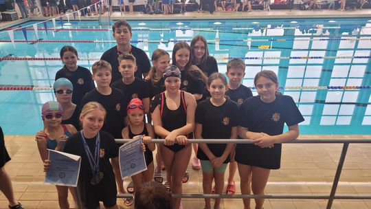 MKS 9:  Pływacy na zawodach w Świdnicy