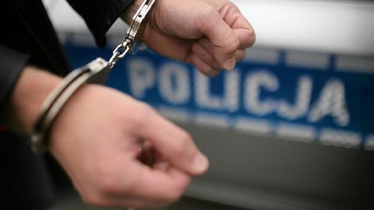 MŁODY MĘŻCZYZNA ODPOWIE ZA POSIADANIE NARKOTYKÓW I SUTENERSTWO