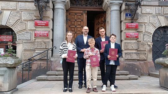 MŁODZI MISTRZOWIE SZACHOWNICY NAGRODZENI PRZEZ BURMISTRZA