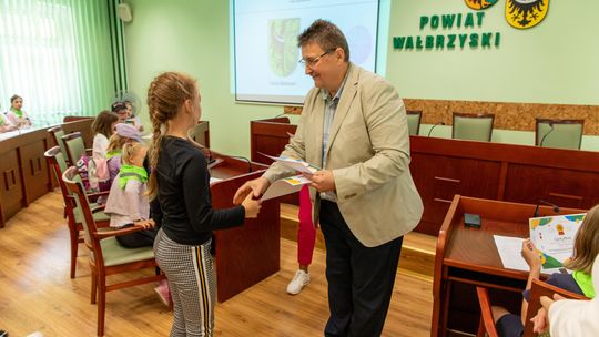 Młodzi obywatele z Głuszycy odwiedzili Starostwo Powiatowe w Wałbrzychu