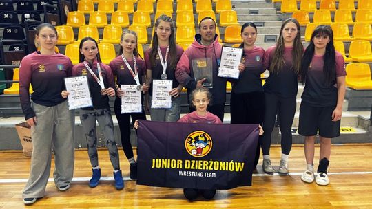 Młodziczki Juniora Dzierżoniów najlepszymi zapaśniczkami w kraju