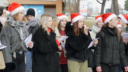 Młodzież zaśpiewała kolędy przy Szpitalu Powiatowym w Dzierżoniowie