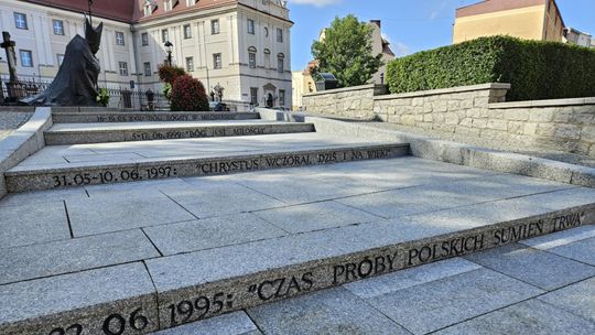 Modernizacja infrastruktury oświetleniowej schodów na placu św. Jana Pawła II