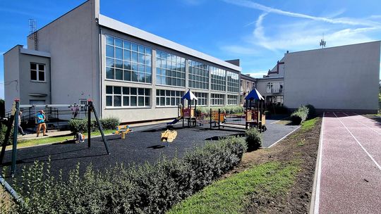 Modernizacja infrastruktury sportowo-rekreacyjnej w bielawskiej SP 4 dobiegła końca